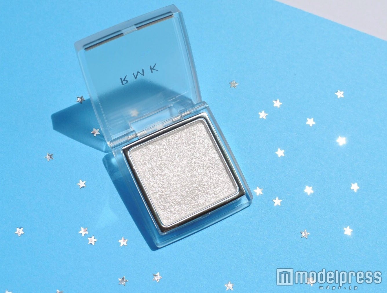 【RMK】「インジーニアスパウダーアイズN“24 シャイニーホワイトシルバー”」／写真・MAKOC）モデルプレス