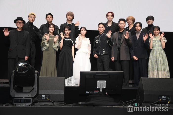 (上段左から)SHUNTO、LEO、JUNON、SOTA、RYUHEI、MANATO(下段左から)内田英治監督、永田凜、穂志もえか、久保史緒里、三山凌輝、ファン・チャンソン、北島岬、竹下優名(C)モデルプレス