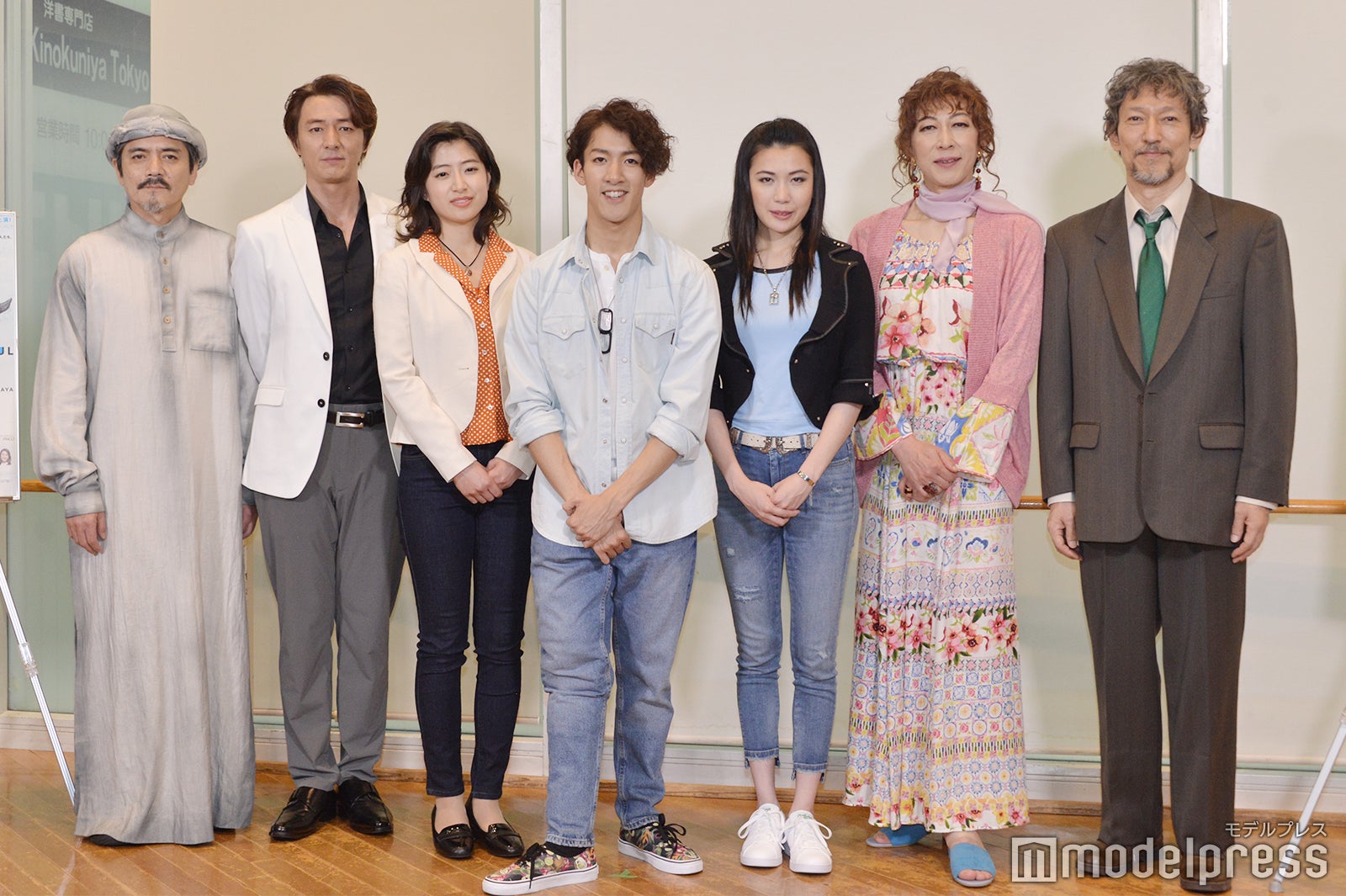 （左から）陰山泰、葛山信吾、南沢奈央、尾上右近、村川絵梨、篠井英介、鈴木壮麻 （C）モデルプレス