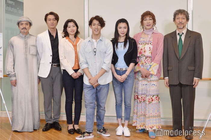 (左から)陰山泰、葛山信吾、南沢奈央、尾上右近、村川絵梨、篠井英介、鈴木壮麻 (C)モデルプレス