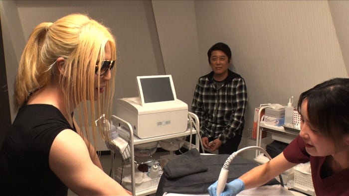 ローランド、坂上忍(C)フジテレビ