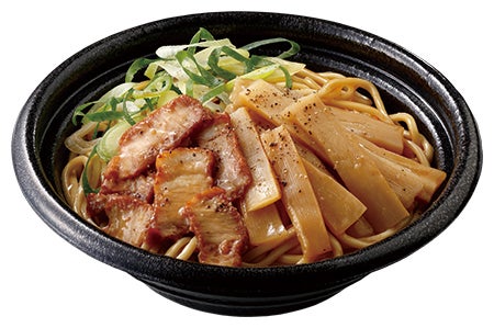 盛りすぎ！旨辛醤油だれの油そば税込559円／提供画像