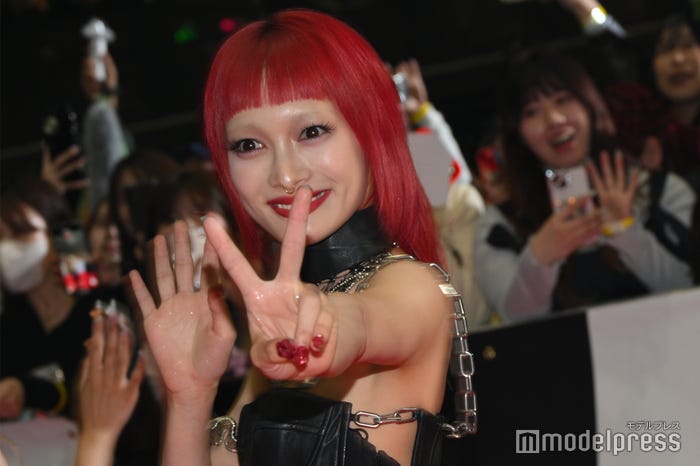 ファンサービスをするJURIN(C)モデルプレス