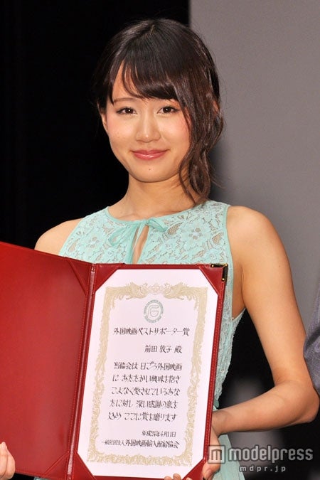 AKB48前田敦子、セクシードレスで素肌をチラリ　「外国映画ベストサポーター賞」受賞