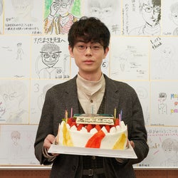 菅田将暉「3年A組」生徒全員からのバースデーサプライズに「涙がとまりません」