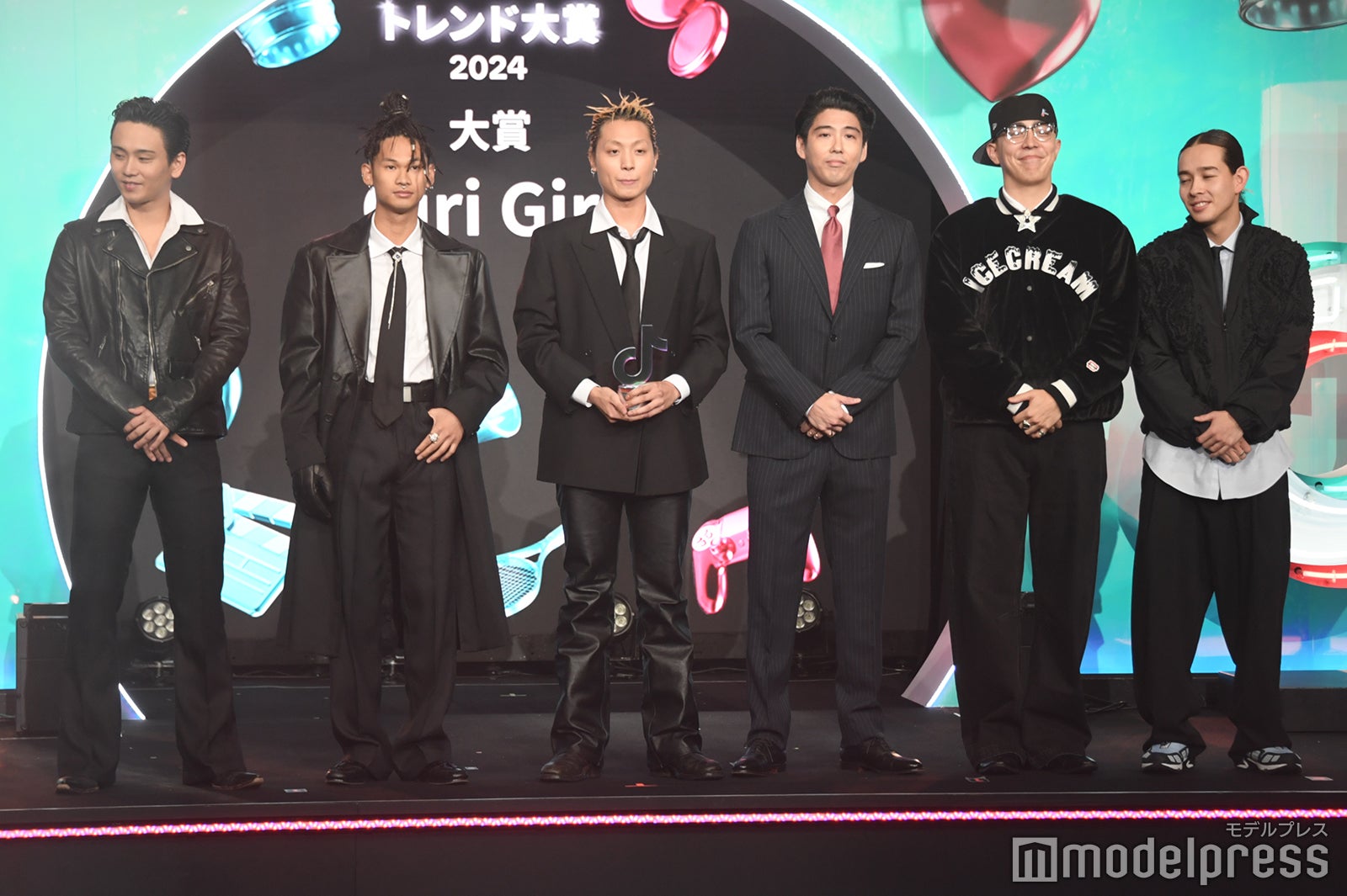 KOMOREBIに挟まれる賀来賢人（C）モデルプレス