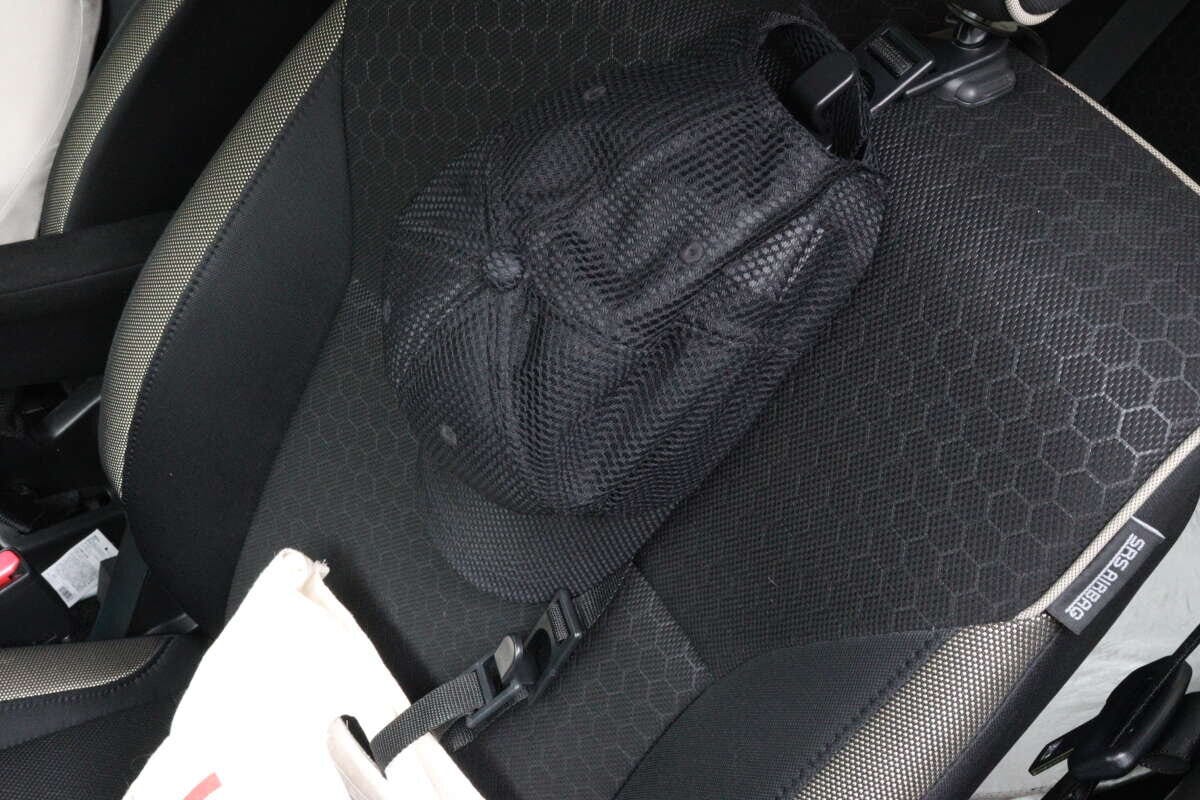 車の助手席に黒い帽子と白いバッグが置かれている 車の助手席に黒い帽子と白いバッグが置かれている