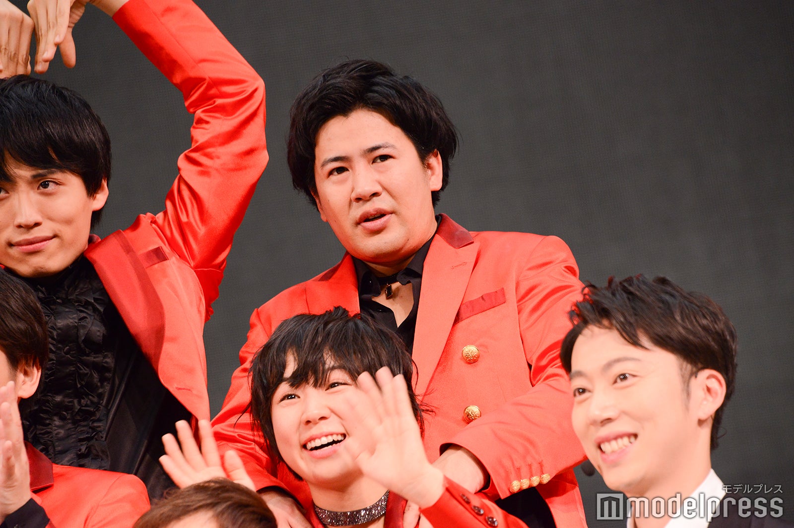 光永の肩をほぐすきょん／吉本坂46「泣かせてくれよ」発売記念イベント（C）モデルプレス