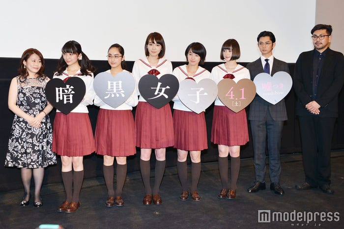 映画「暗黒女子」舞台挨拶/左から:秋吉理香子氏、小島梨里杏、平祐奈、飯豊まりえ、清野菜名、玉城ティナ、千葉雄大、耶雲哉治監督(C)モデルプレス