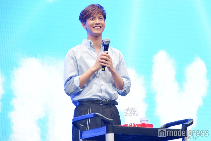 サプライズバースデーに喜ぶ片寄涼太(C)モデルプレス