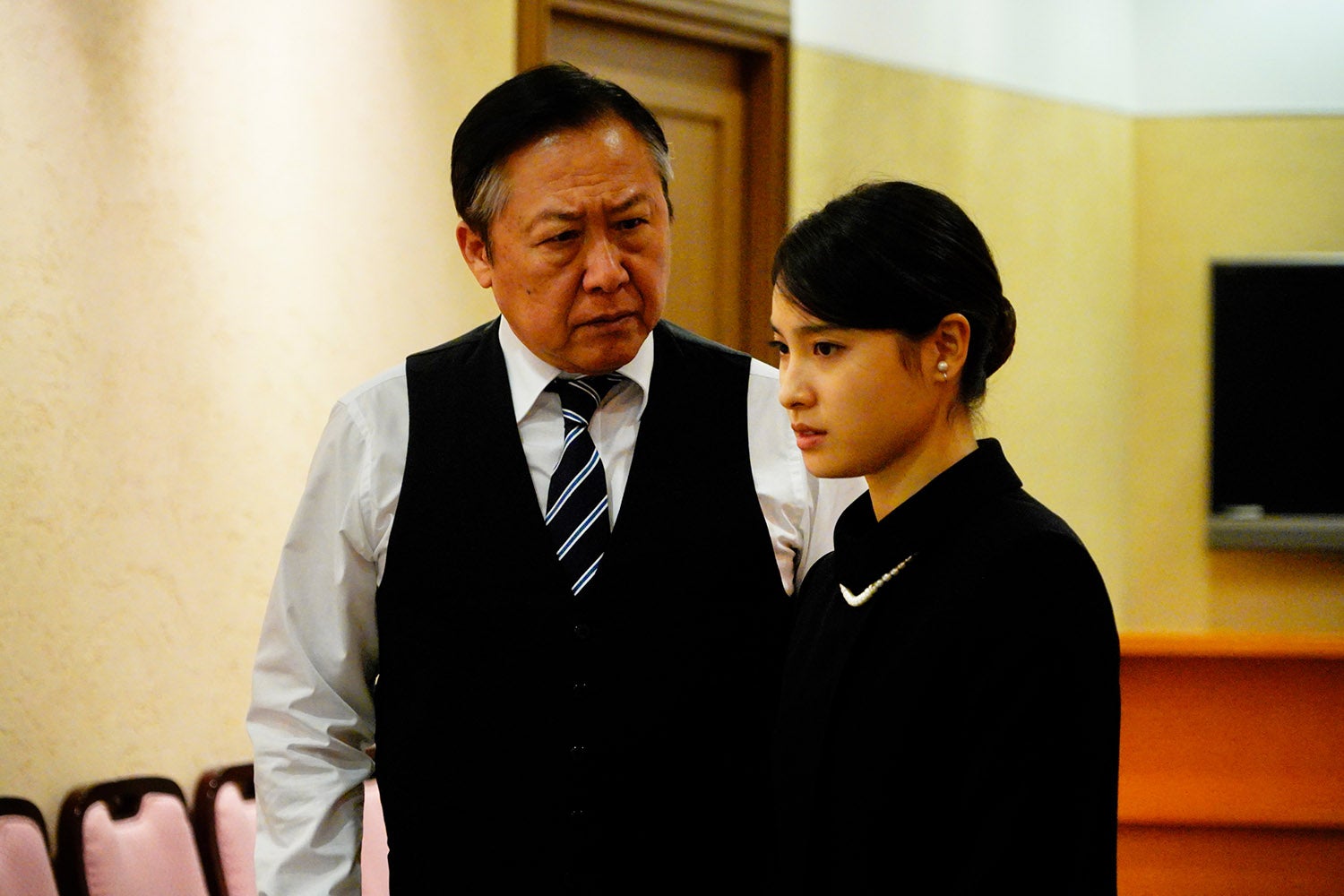 石橋凌、土屋太鳳（C）2021『哀愁しんでれら』製作委員会