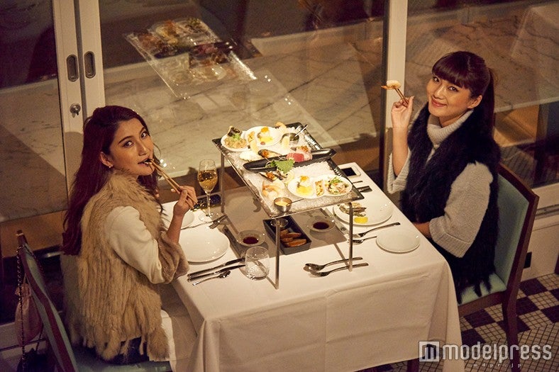 新鮮な魚介類と豊富な白ワインを飲みながらグランビル・アイランドの街を眺められる「アンコラウォーターフロントダイニング」