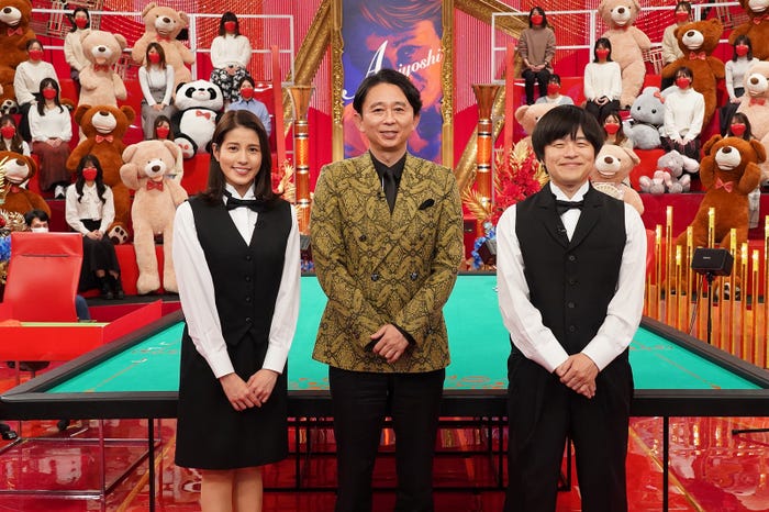 (左から)永島優美、有吉弘行、バカリズム(C)フジテレビ