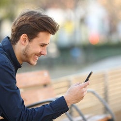 気になる彼にLINEを送る「絶好のタイミング」って?