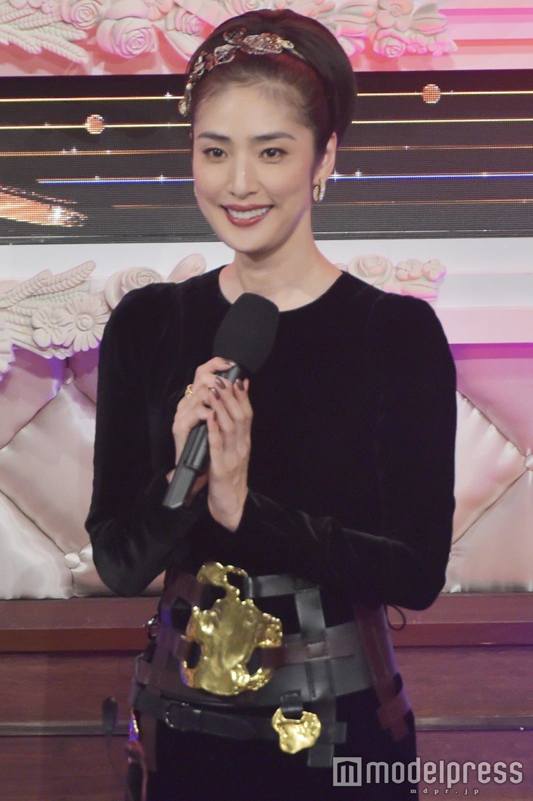 天海祐希、シックなドレスで安穏な初司会ぶり 「第58回 輝く！日本レコード大賞」スタート