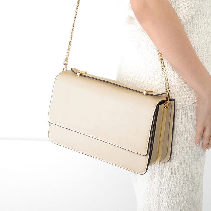 トップハンドルクラッチ「CHARLES & KEITH」10,692円(税込)/画像提供:CHARLES & KEITH OFFICIAL ONLINE STORE