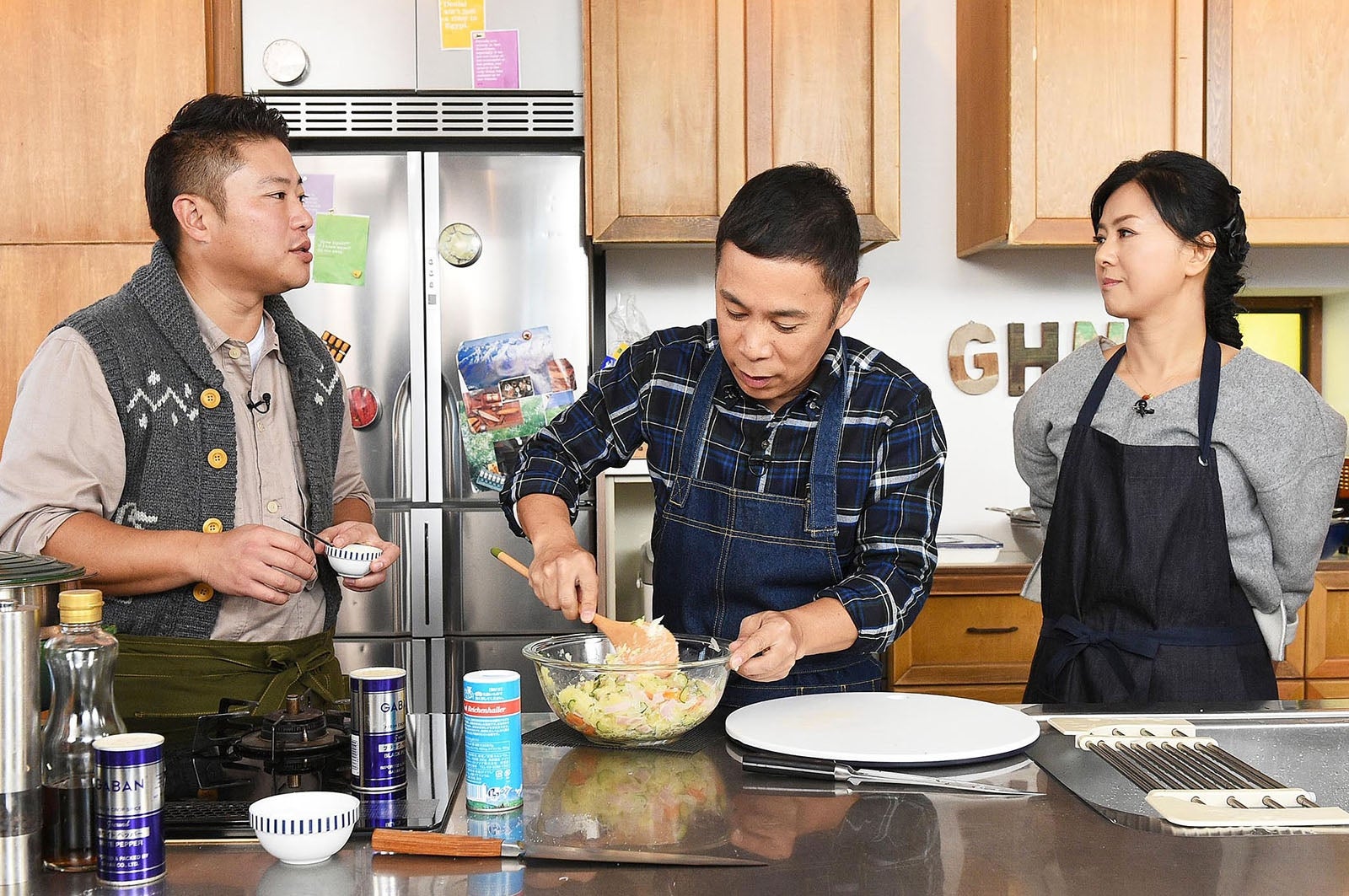 （左から）栗原心平、岡村隆史、薬師丸ひろ子（C）テレビ東京