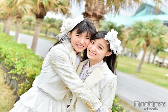 橋本環奈(右)&秋山美穂(左)