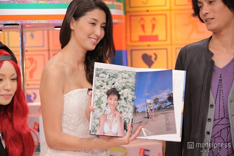 写真集を披露（C）中京テレビ