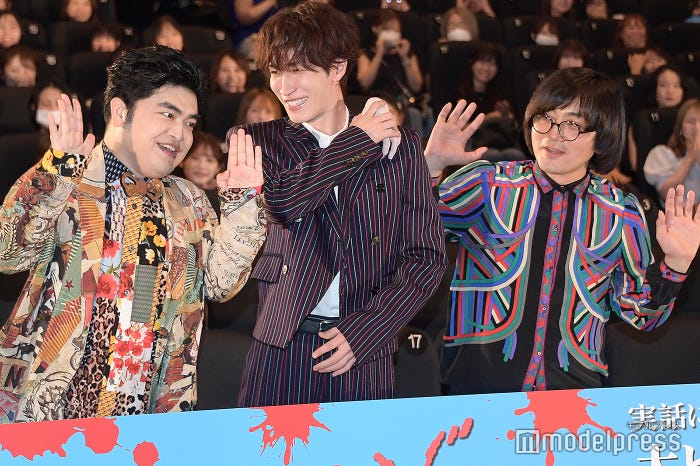 主題歌「SERIOUS」を踊る加藤諒と松原タニシ、嬉しそうな渡辺翔太(C)モデルプレス