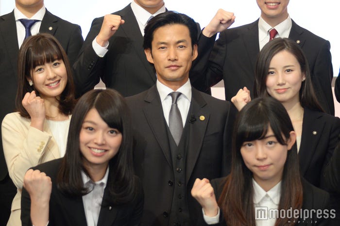 テレ朝、新人女子アナ2人をお披露目 担当番組も発表/枡田沙也香アナウンサー、サプライズ登場した竹野内豊、森川夕貴アナウンサー(C)モデルプレス