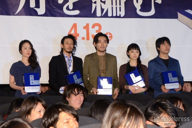 映画「舟を編む」の完成披露試写会（左から：黒木華、オダギリジョー、松田龍平、宮崎あおい、石井裕也監督）
