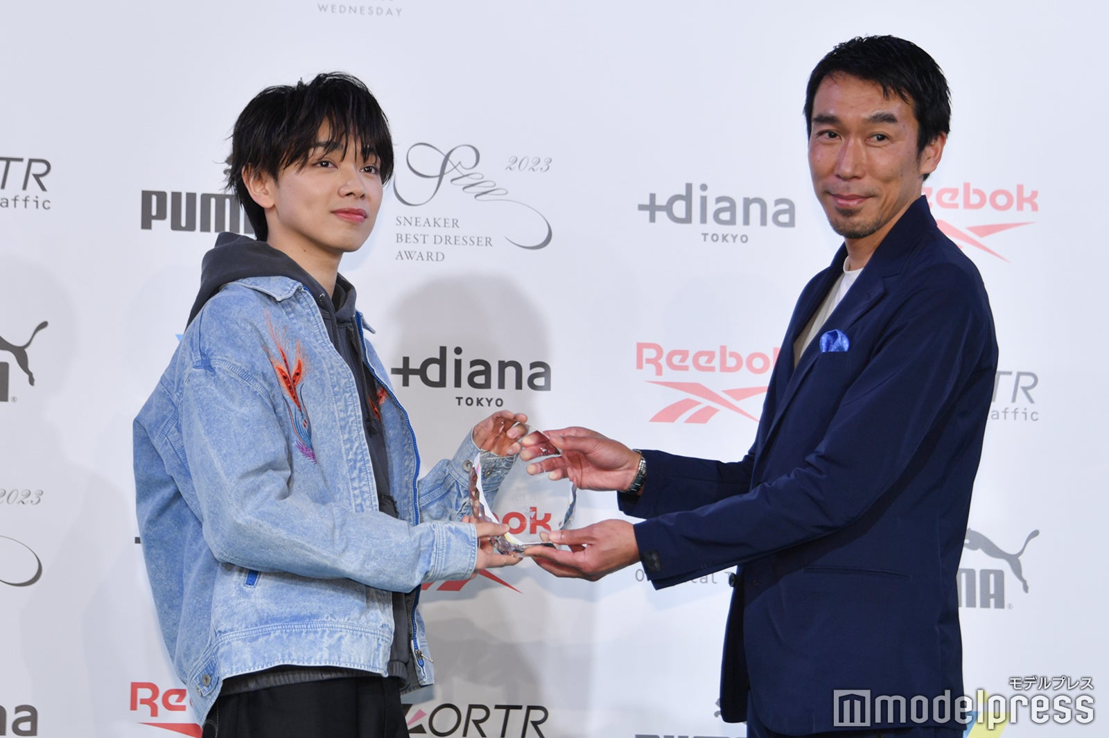 宮世琉弥、鈴木努氏（C）モデルプレス