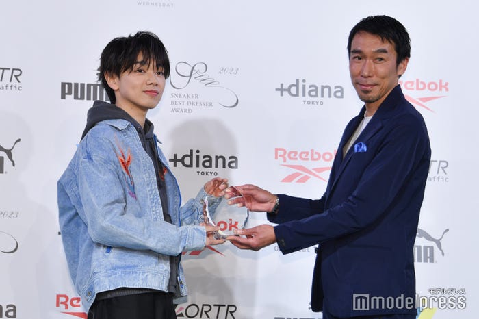 トロフィーの重さに驚く宮世琉弥(C)モデルプレス