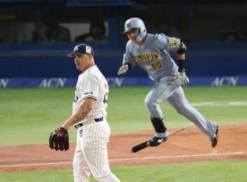ヤクルト連敗で首位陥落 大敗でオスナも登板 阪神との首位攻防初戦 初回6球で吉村が緊急降板 打線組み替えも西勇を攻略できず