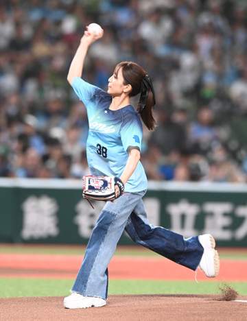 ポニテ歌姫がキュートな始球式 ノーバンならず「あ～！」と絶叫 背番号「38」のユニホーム＆ブルーデニムのコーデで魅了
