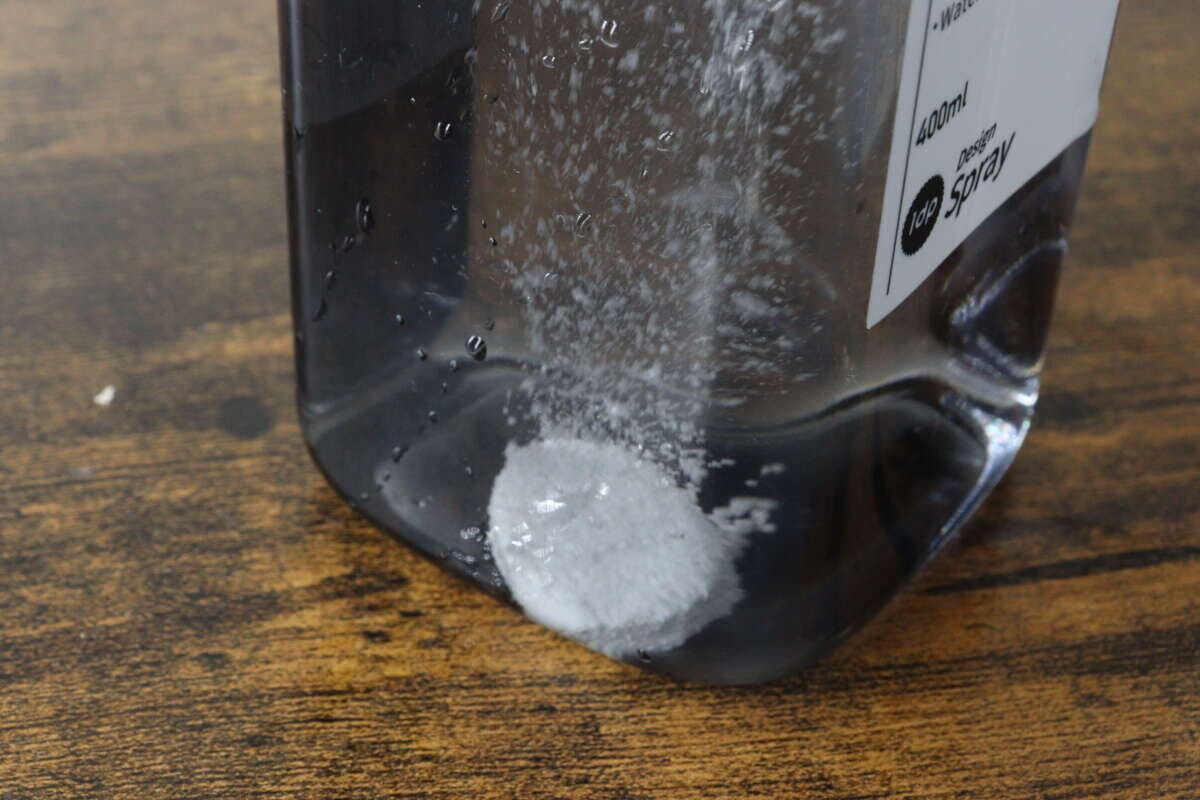 スプレーボトルに入れた水の中で白い錠剤が発泡しながら溶けている状態 スプレーボトルに入れた水の中で白い錠剤が発泡しながら溶けている状態