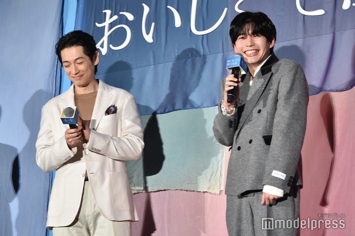 ディーン・フジオカに「愛してるよ」と言われ喜ぶ長尾謙杜(C)モデルプレス