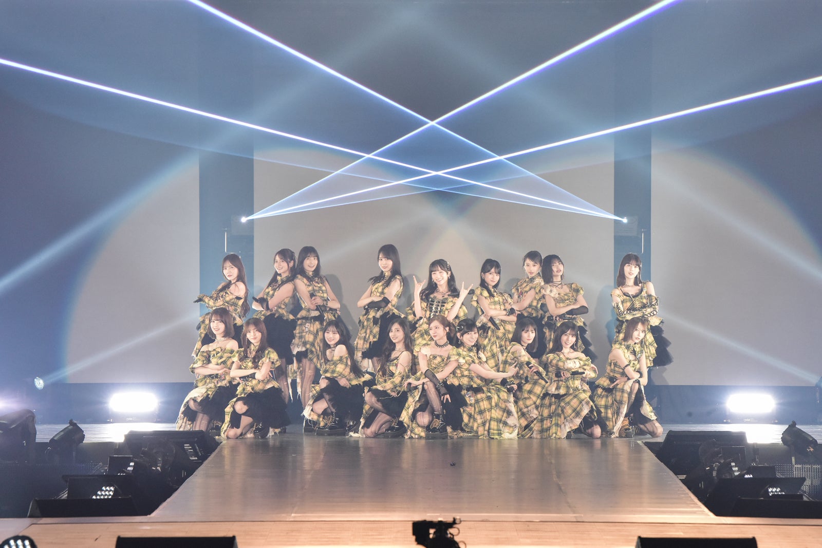 乃木坂46、アーティストライブトップバッターで3曲披露 ファンに急接近＆テープ舞う華やかステージ【ガルアワ2026A/W】