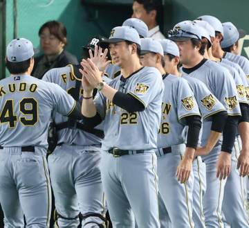 阪神・藤川監督「子どもたちが佐藤に憧れて野球を始めて、いつかプロ野球の世界に飛び込んで来てくれたらいいなと」【一問一答】