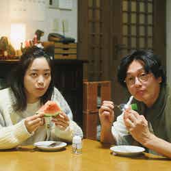 （左から）深川麻衣、井浦新（C）2023「人生に詰んだ元アイドルは、赤の他人のおっさんと住む選択をした」製作委員会