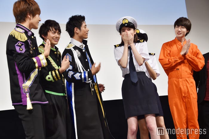 「恥ずかしい!」と飯豊まりえ (C)モデルプレス