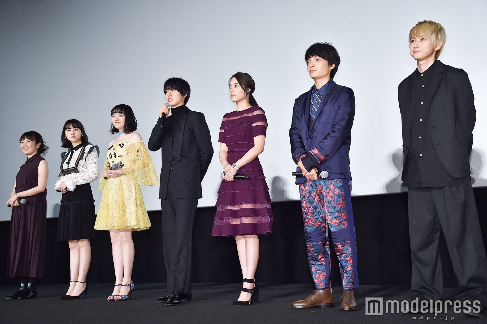 （左から）安里麻里監督、天野菜月、小島藤子、山崎賢人、広瀬アリス、岡山天音、本郷奏多 （C）モデルプレス