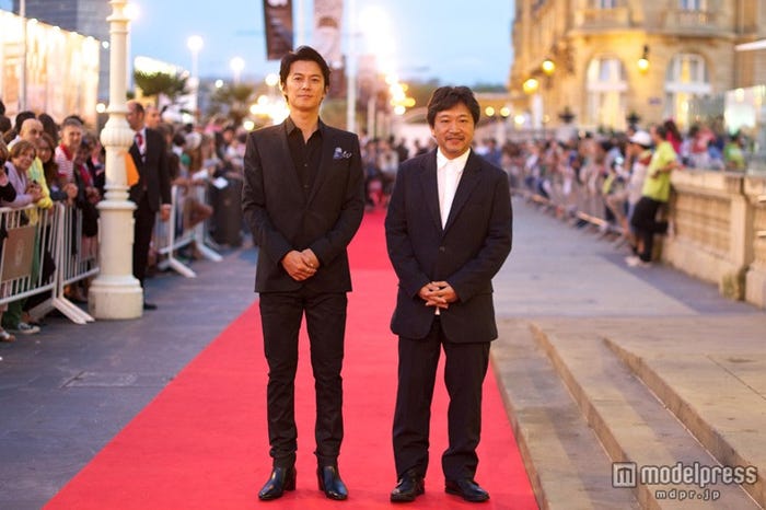 「第61回サン・セバスチャン国際映画祭」にて福山雅治、是枝裕和監督【左から】/(C)2013『そして父になる』製作委員会