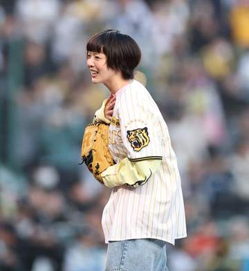 あいみょんが見事なノーバン投球 甲子園沸く しゃがみ込んで笑顔、胸に手を当ててホッとした表情