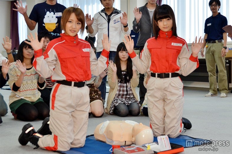 高橋みなみ（左）と島崎遥香（右）