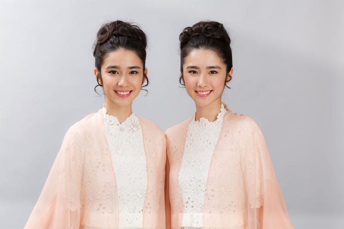 鈴木みな・まりあ(C)NHK