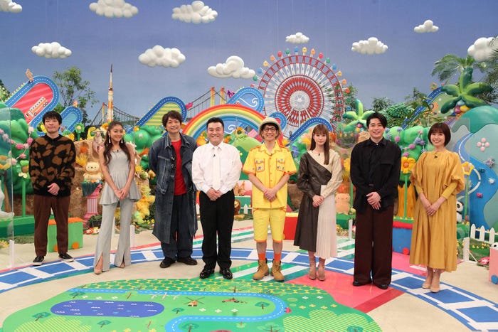 (左から)川島明、みちょぱ、香取慎吾、山崎弘也、柴田英嗣、生見愛瑠、吉村崇、山崎夕貴(C)フジテレビ