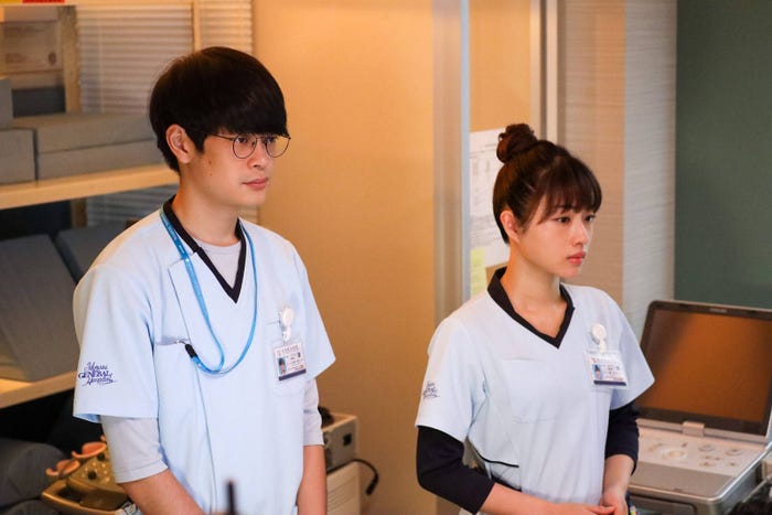 井之脇海、石原さとみ/「アンサング・シンデレラ 病院薬剤師の処方箋」第4話より(C)フジテレビ