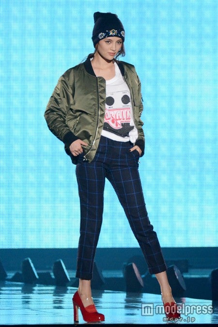 今年チャレンジしたい最注目アウター「MA-1」。女性らしいクロップドパンツと真っ赤なパンプスが好バランス。