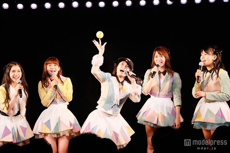 最後には、客席にサインボールを投球（C）AKS