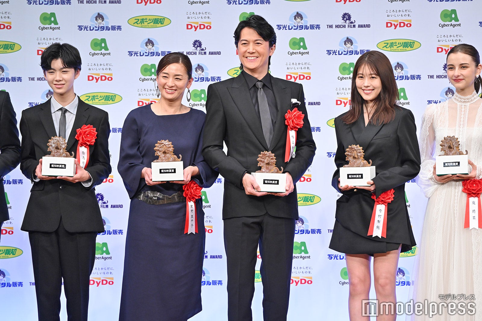 （左から）白鳥晴都、尾野真千子、福山雅治、有村架純、嵐莉菜（C）モデルプレス