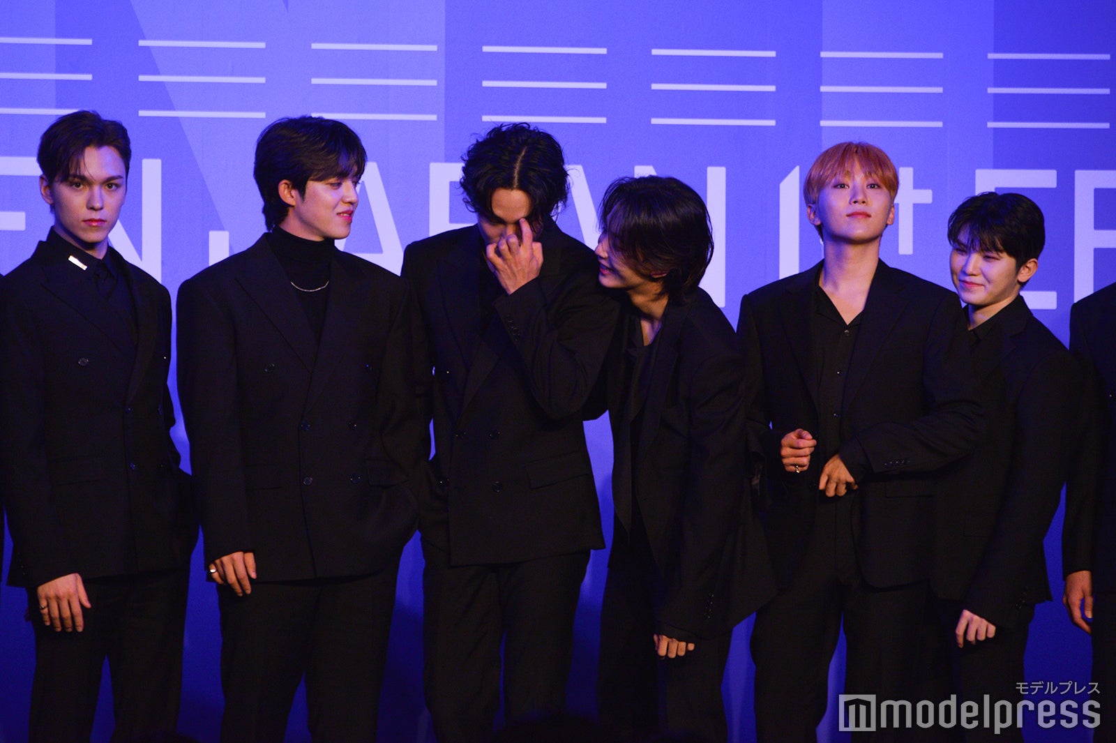 フォトセッションでS.COUPSに笑いかけるJEONGHAN／VERNON、S.COUPS、MINGYU、JEONGHAN、SEUNGKWAN、WOOZI （C）モデルプレス