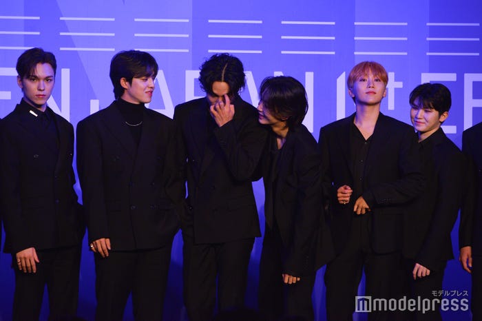 フォトセッションでS.COUPSに笑いかけるJEONGHAN/VERNON、S.COUPS、MINGYU、JEONGHAN、SEUNGKWAN、WOOZI (C)モデルプレス