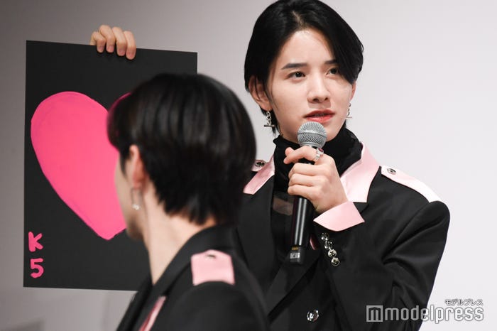 佐藤景瑚はハートマークで「愛です」 (C)モデルプレス