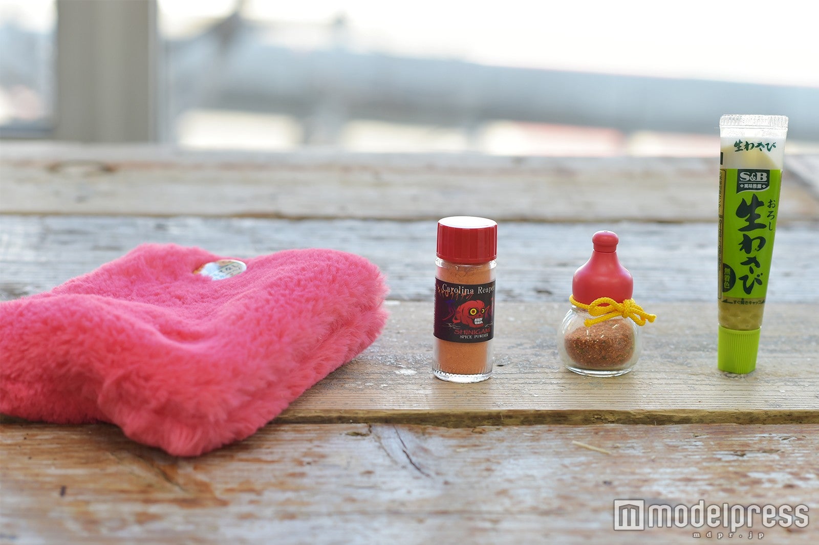 スタジオにも持参した激辛グッズ（左から）キャロライナリーパー、唐辛子、わさび （C）モデルプレス